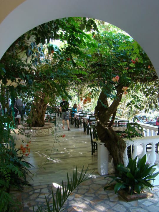 Blick auf Speiseterrasse Hotel & Apartments Liapades Beach