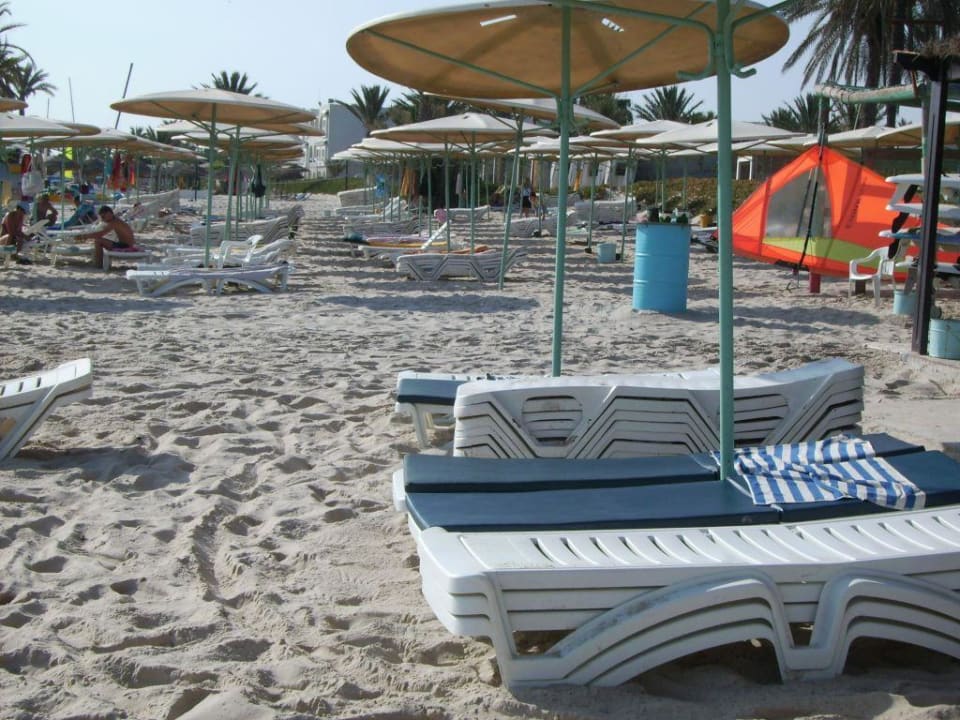 Noch leerer Strand Hotel El Mouradi Skanes Beach
