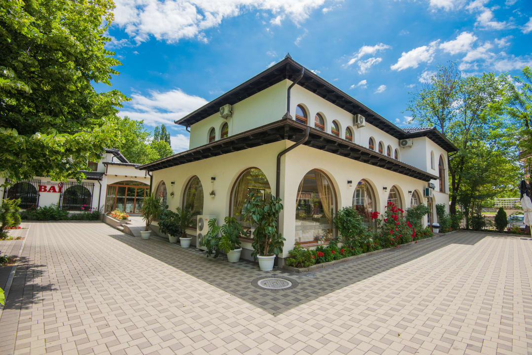 Außenansicht Hotel Camp Karagaq