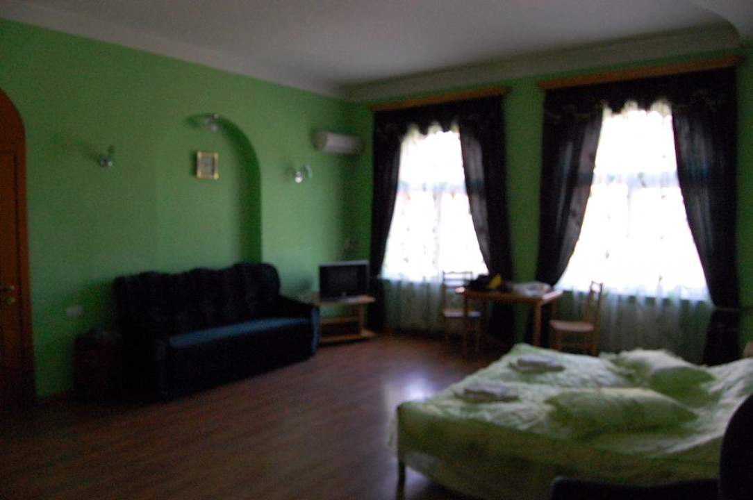 Zimmer 5 Blick zum Fenster Hotel Leadora