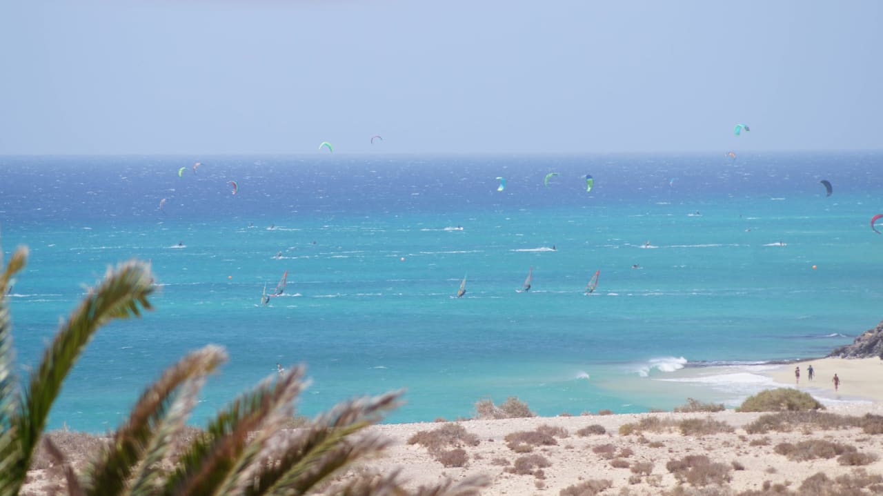 Suite/Ausblick auf Surfer und Kiter H10 Playa Esmeralda - Adults only