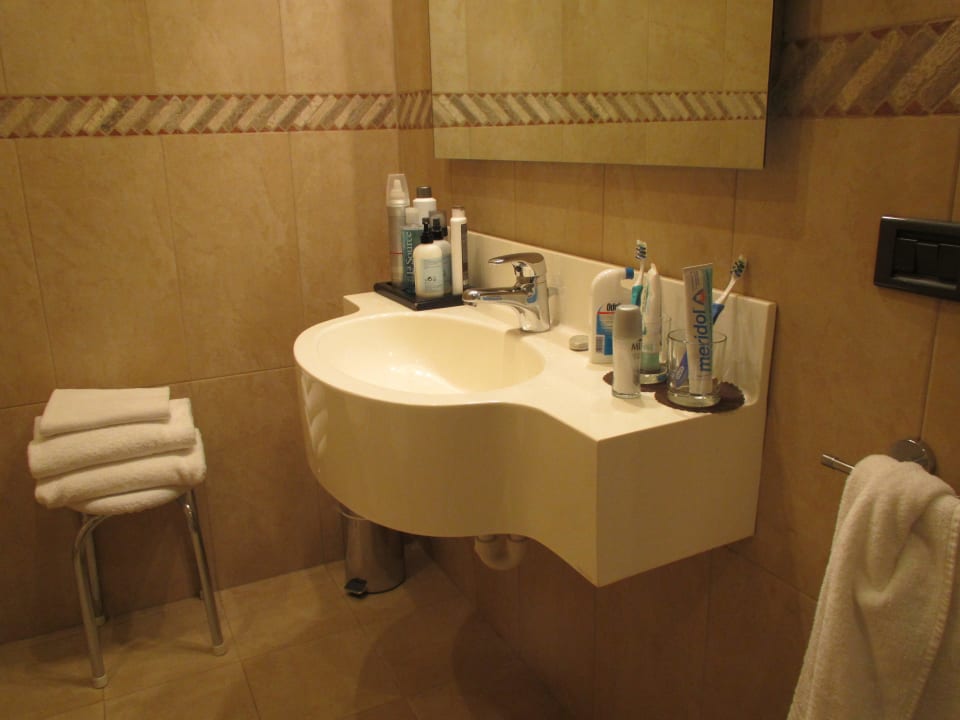 "Badezimmer - Waschtisch wenig Ablage" Hotel Indigo Verona - Grand