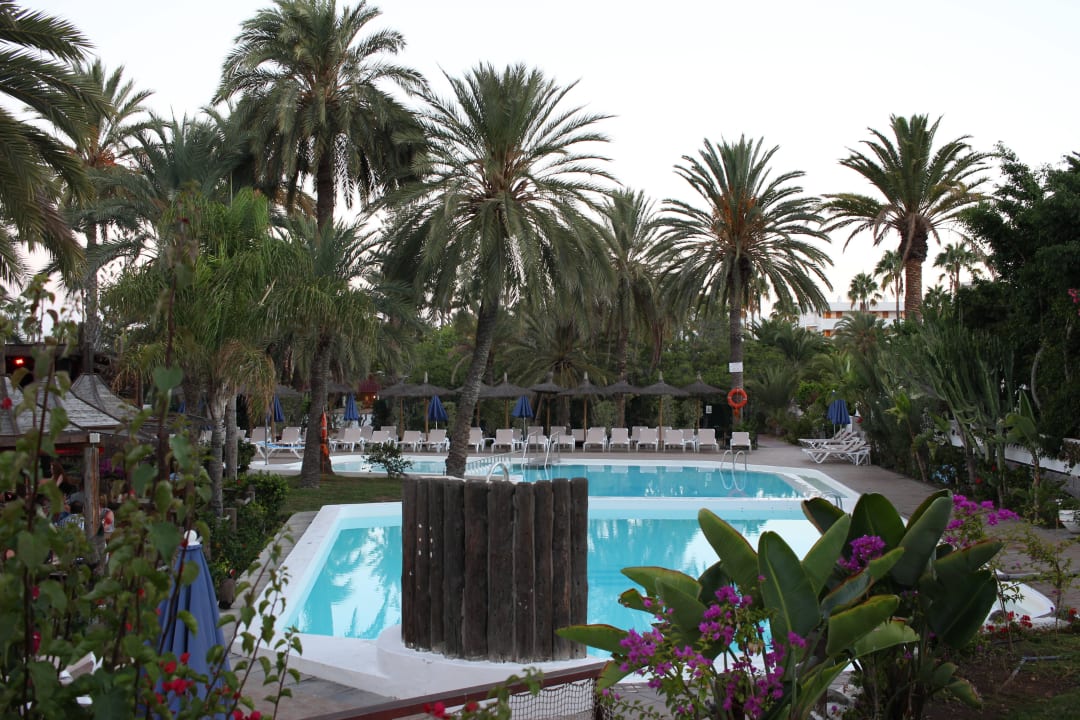 Die Poolanlage HL Miraflor Suites Hotel