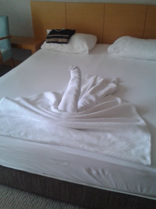 Doppelbett mit Schwanendeko Saphir Resort & Spa
