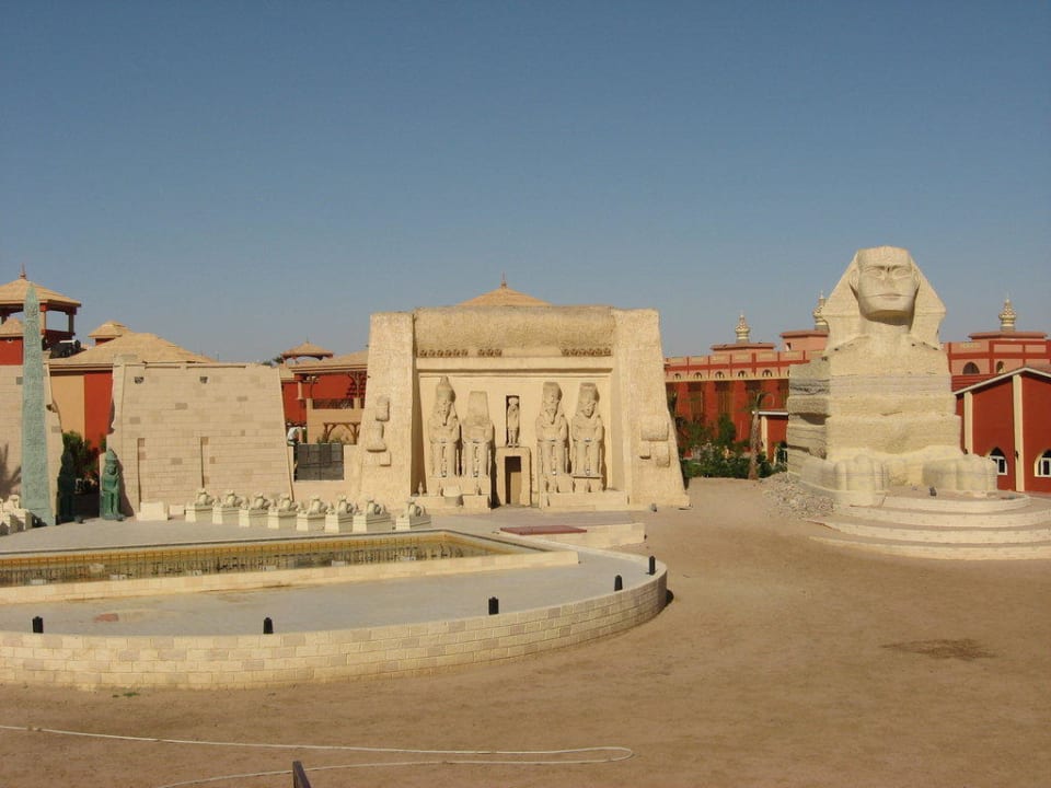 Вечером здесь проходит представление Pickalbatros Alf Leila Wa Leila Resort - Neverland Hurghada