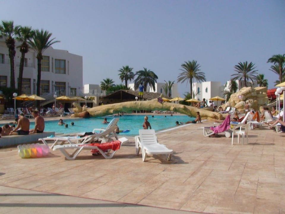 Hotelowy basen Ruspina Beach Resort