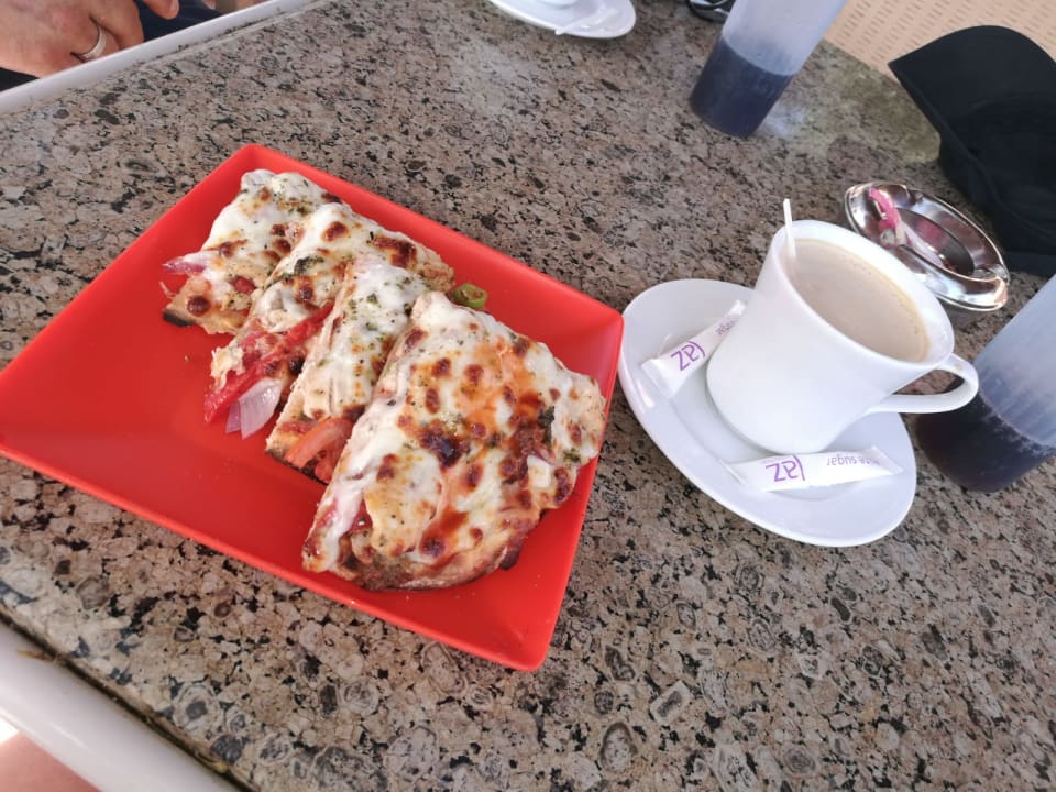 Nachmittags gibt es Pizza  Jaz Makadi Oasis Resort