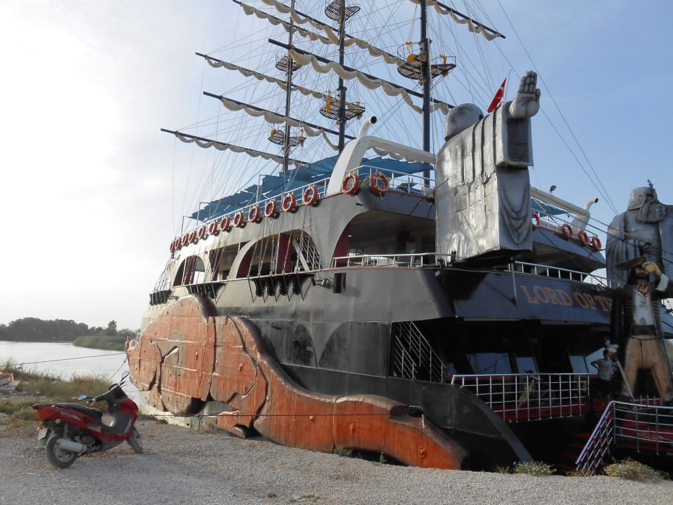 Hotel eigener Katamaran Dream World Resort & Spa