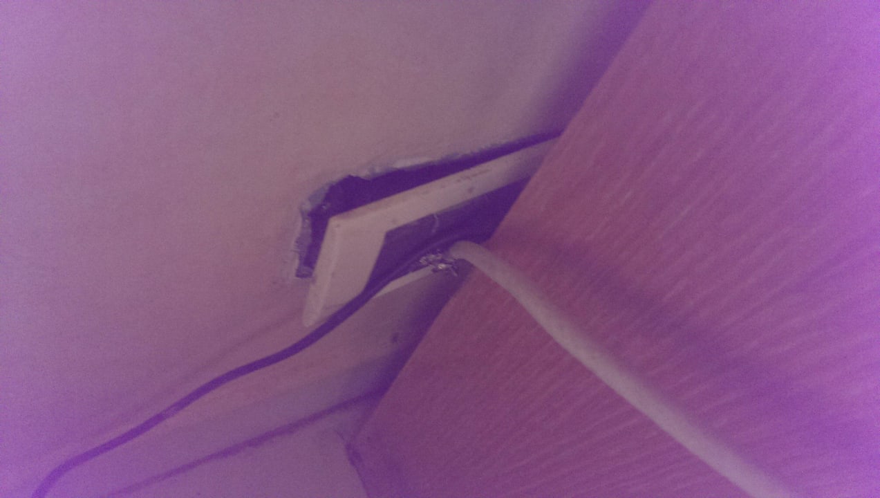 Rausgerissene Steckdose Ghazala Gardens