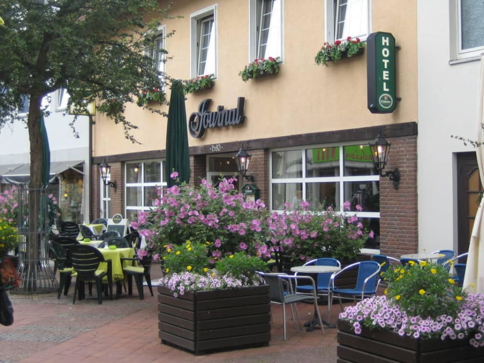 Aussenansicht/ Terrasse City Hotel Journal