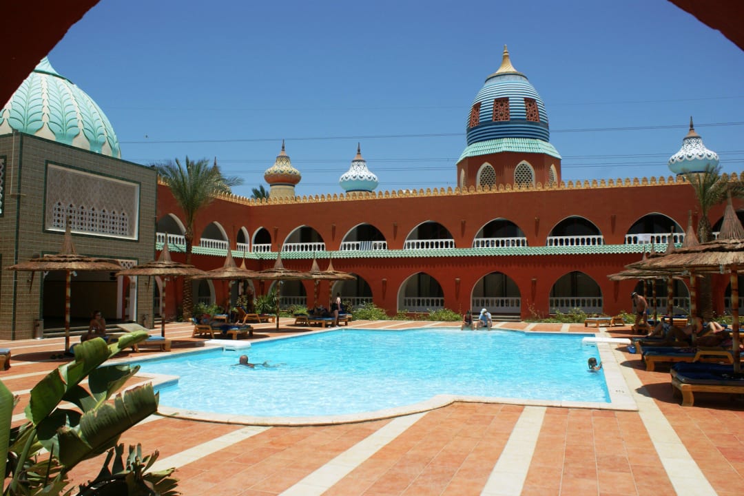 Weiterer kleinerer Pool in einem Innenhof Pickalbatros Alf Leila Wa Leila Resort - Neverland Hurghada