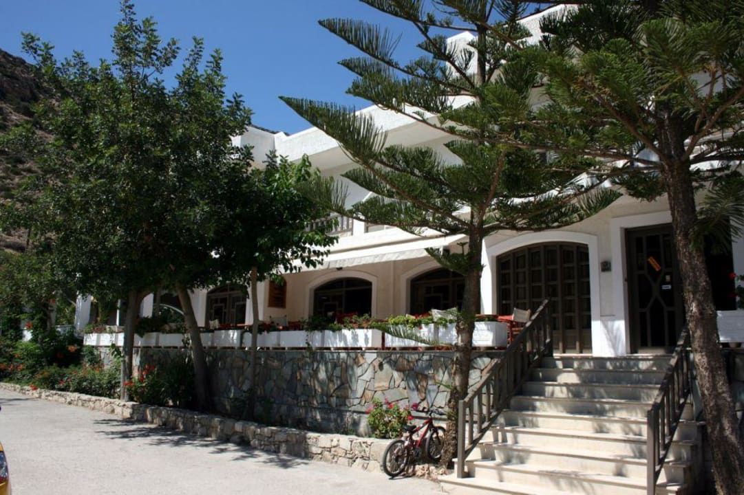 Haupteingang und Terrasse Matala Valley Village