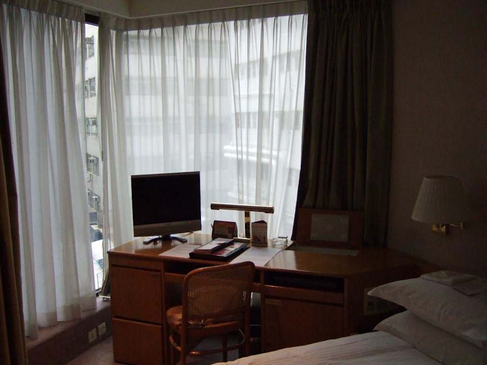 Schreibtisch mit Aussicht hinters Hotel The Kowloon Hotel