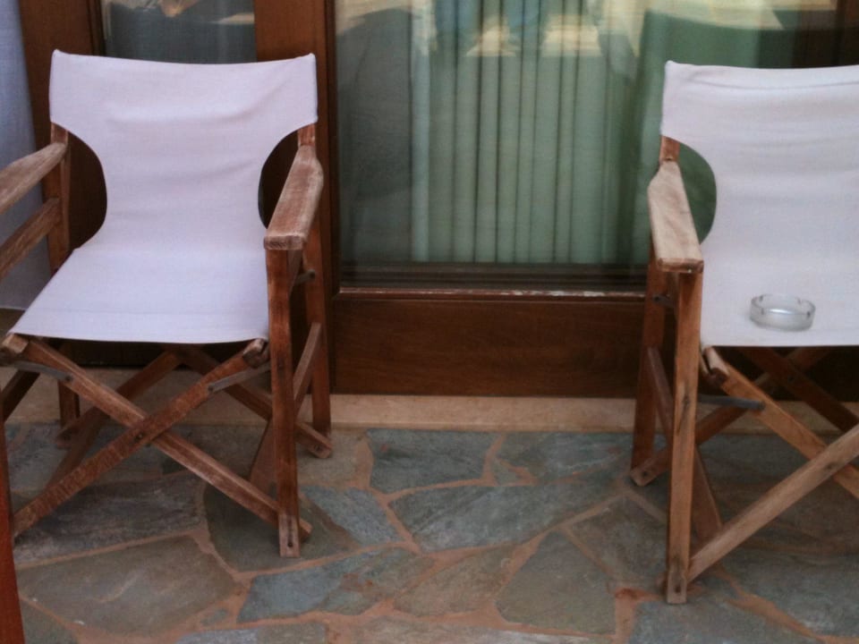 Aber4 sitzen konnte man auf Ihnen  Kernos Beach Hotel & Bungalows