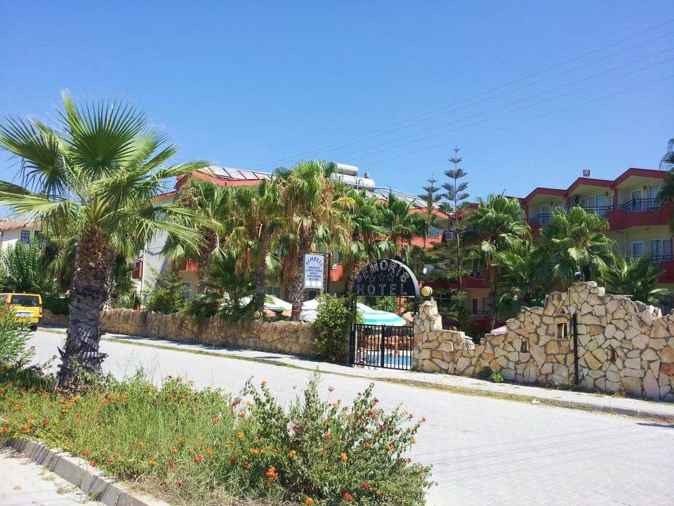 Hintereingang zur Poolanlage Semoris Hotel