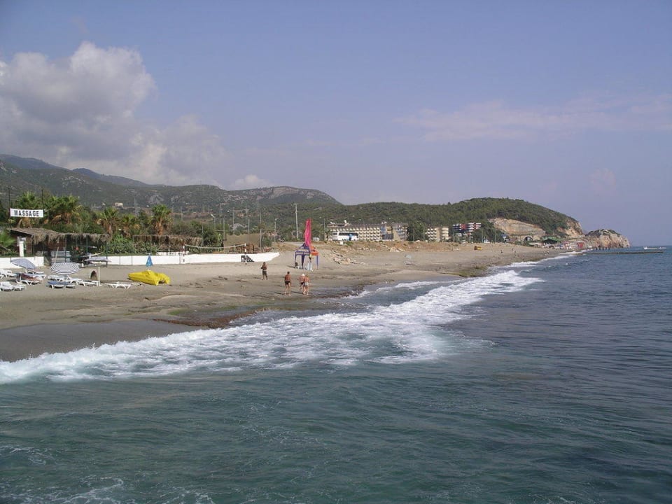 Blick entlang des Strandes Club Hotel Mirabell