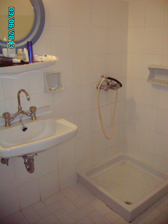 Dusche ohne Vorhang Pension Dina