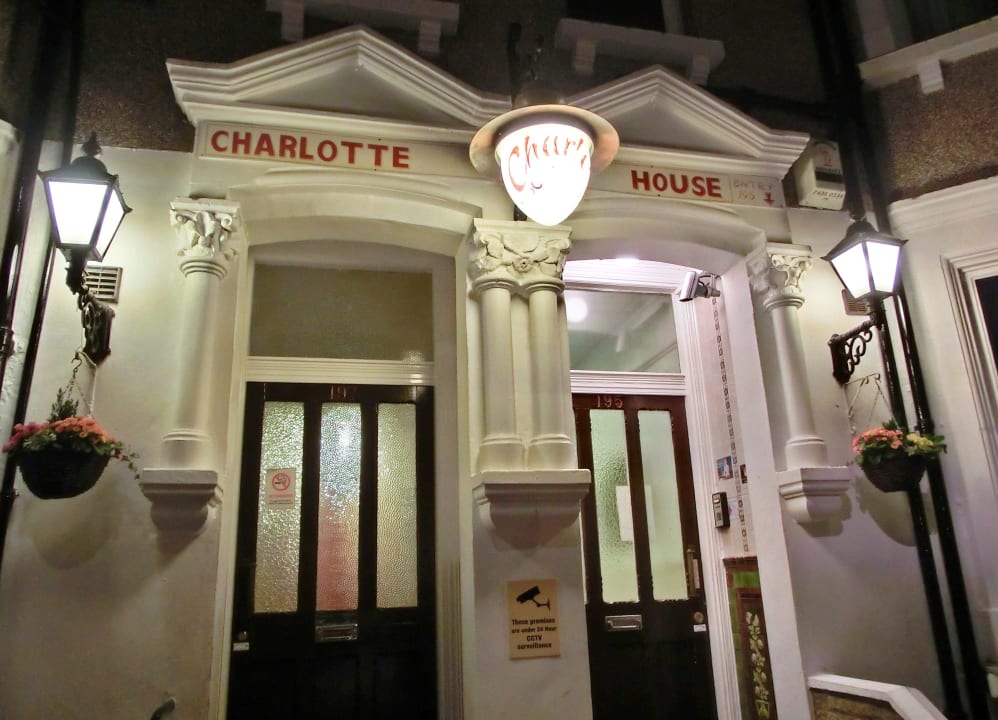 Eingang zur Rezeption Charlotte Guest House