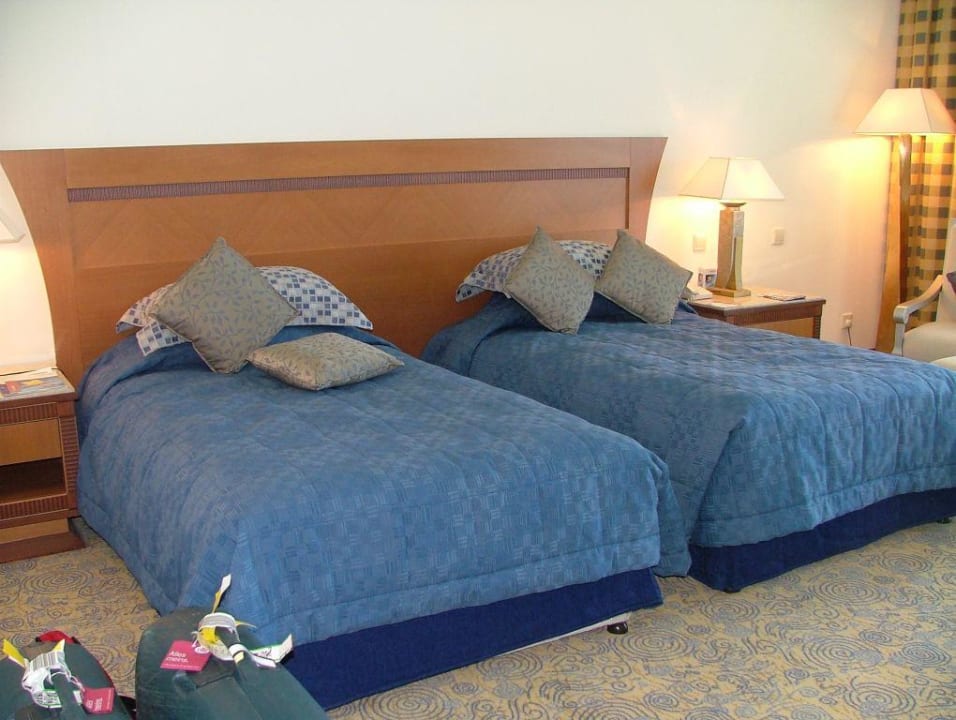 Bett im Superior-Room Hotel Le Meridien Al Aqah Beach Resort