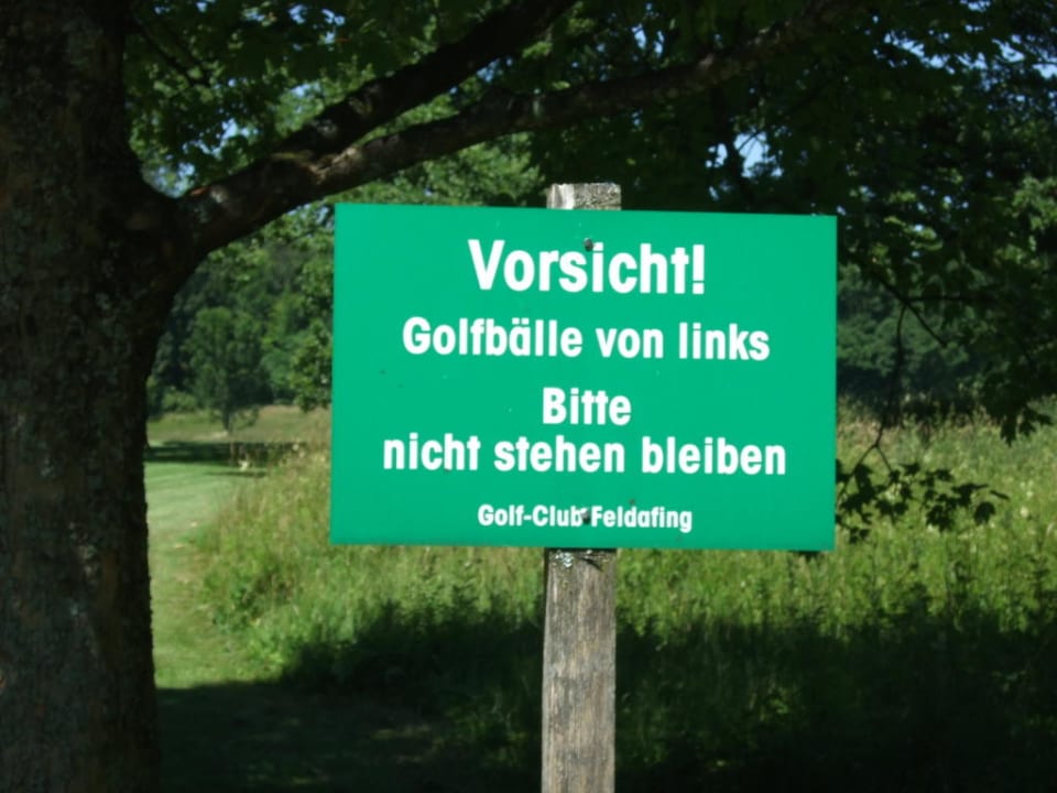 Schild auf dem Weg zum See Golfhotel Kaiserin Elisabeth