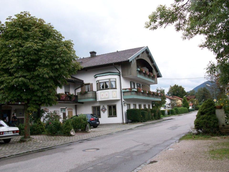Ansicht mit den Balkonen Hotel Pension Chiemsee