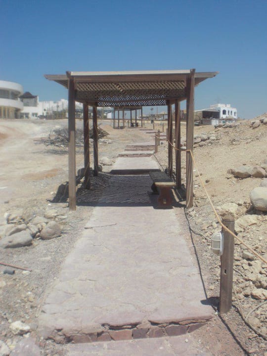 Der lange Weg vom Strand zum Hotel The Regnum Halomy Hotel