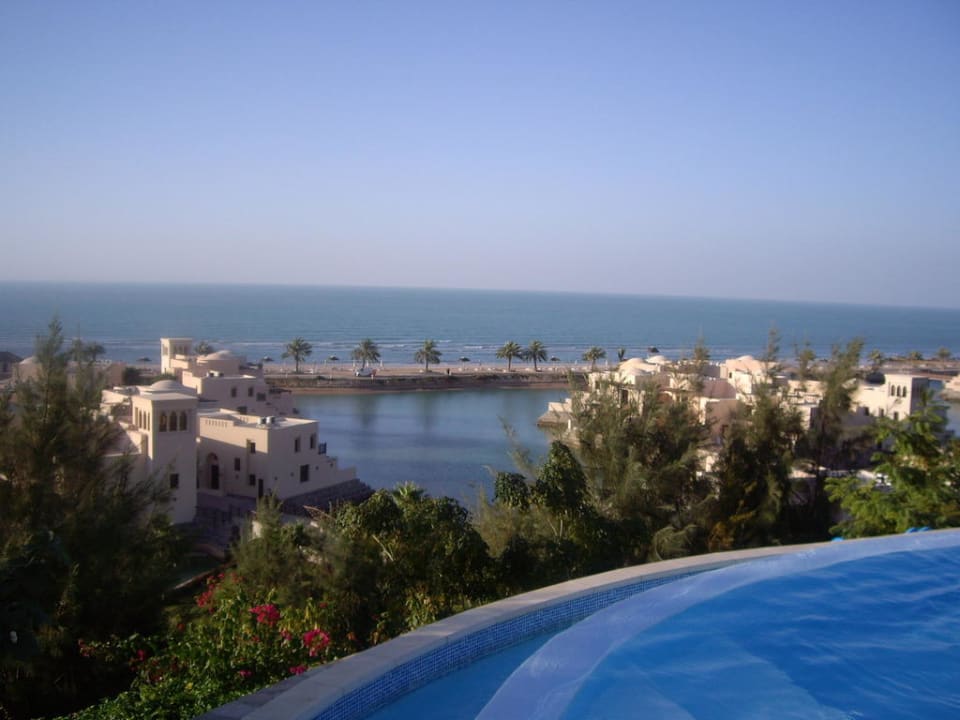 Pool mit Blick aufs Meer The Cove Rotana Resort