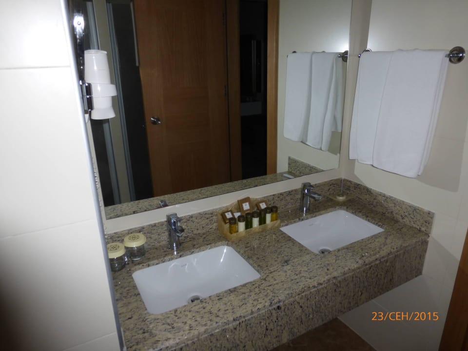 Каждый день пополнение всякой косметики, полотенца Akka Alinda Hotel