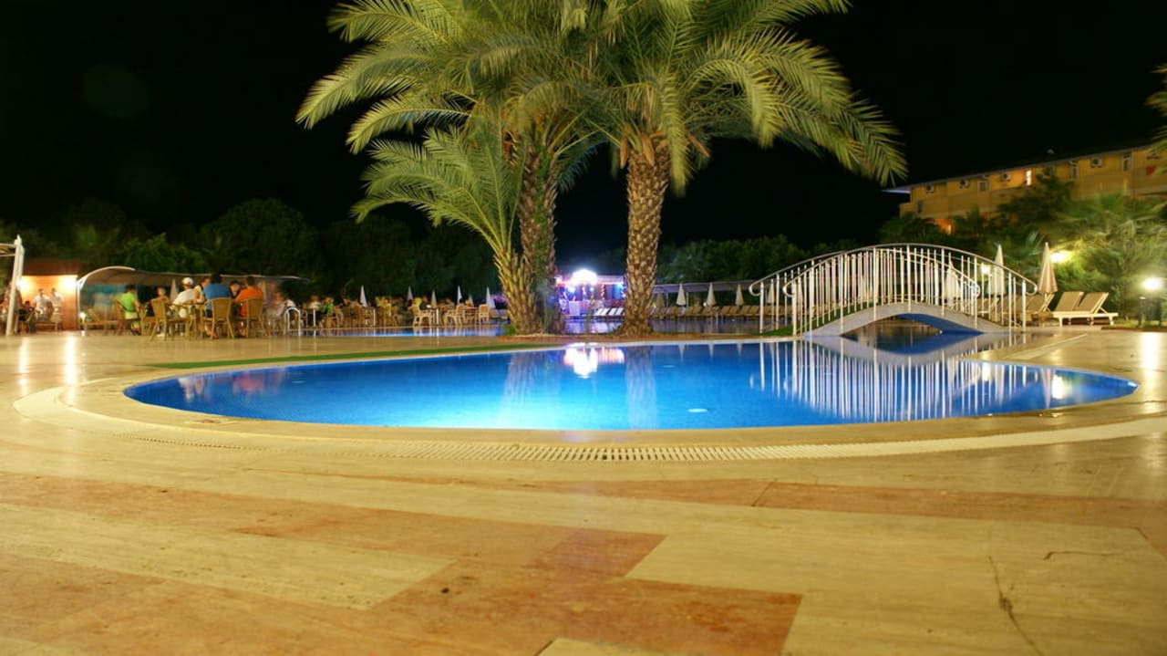 Abends vor dem Restaurant Mira Meridia Beach Hotel