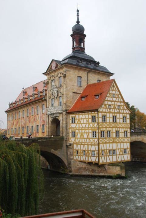 Blick aus dem Hotelzimmer auf das Brückenrathaus Hotel Brudermühle