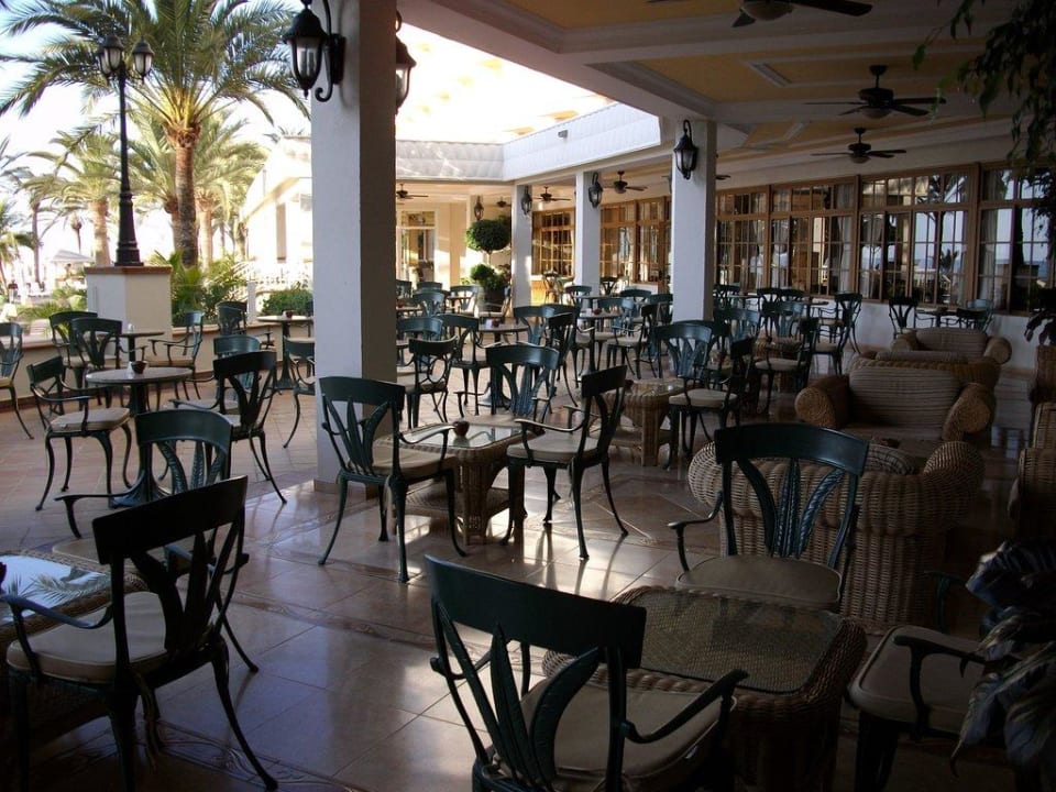 Die Terrasse des Hotels Hotel Riu Palace Tres Islas