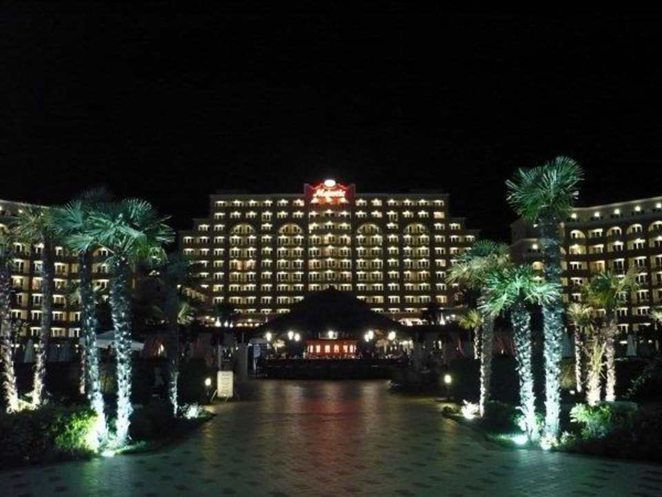 Hotel bei Nacht DIT Majestic Beach Resort