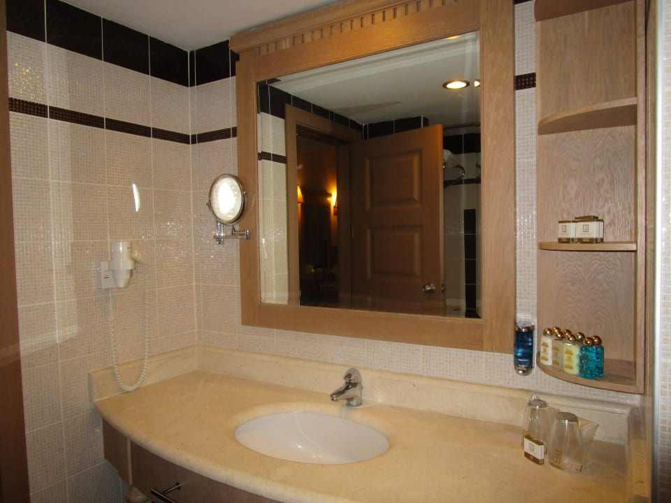 Waschbecken mit viel Ablagefläche Fame Residence Lara & Spa