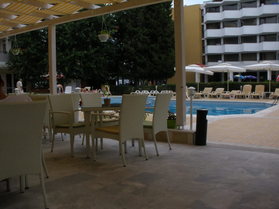 Blick vom Restaurant auf den Pool Hotel Karlovo