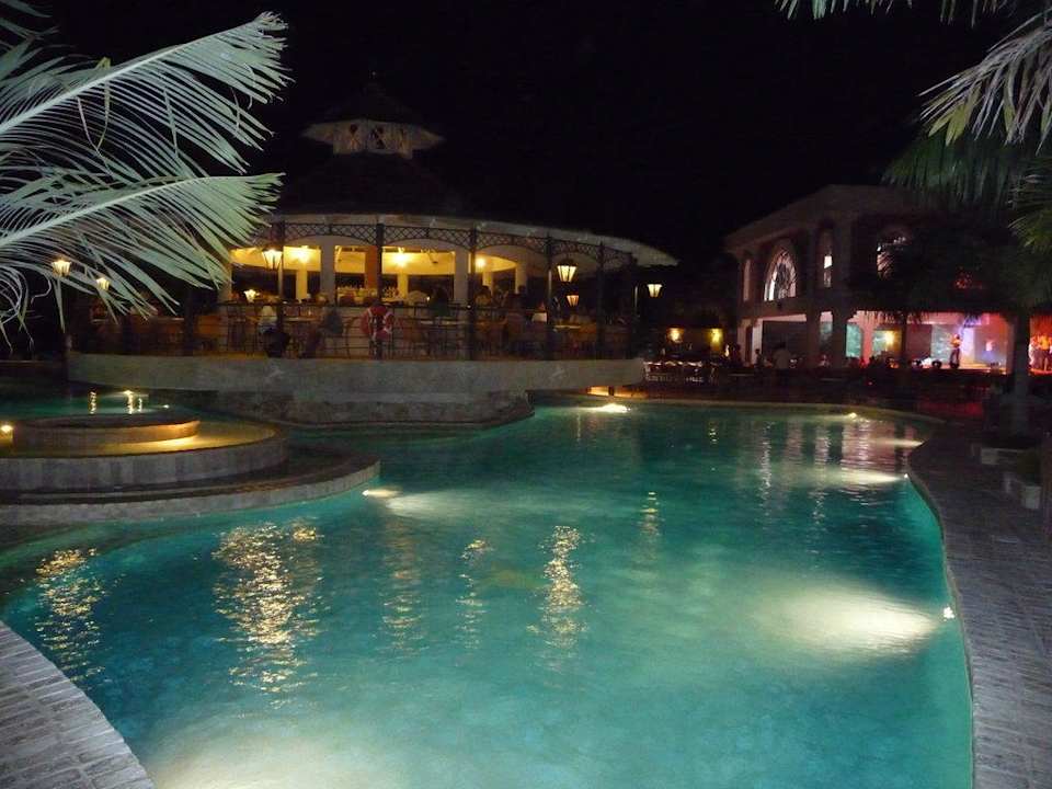 Abendshow am Pool Villas Bavaro Resort & Spa
