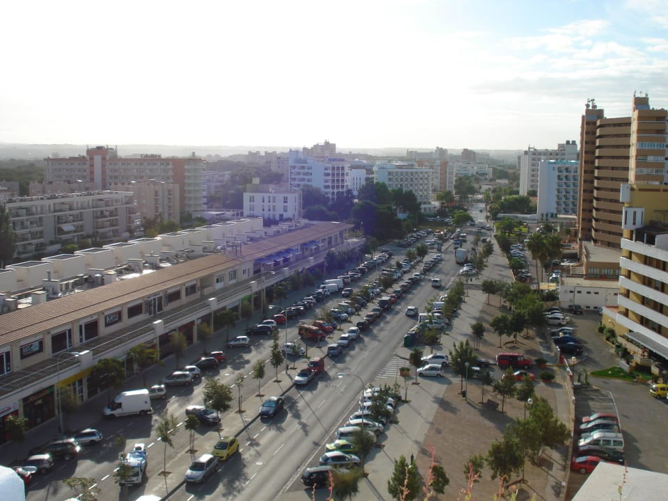 Von der Dachterrasse auf die Straße und Ladenmeile HM Tropical