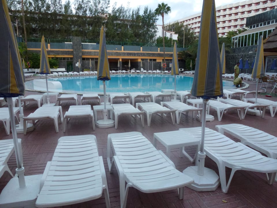 Reinigung des Hauptpools allsun Hotel Lucana