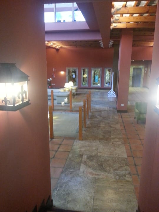 Innenbereich vor den Gängen zu den Zimmern Fuerte Conil-Resort