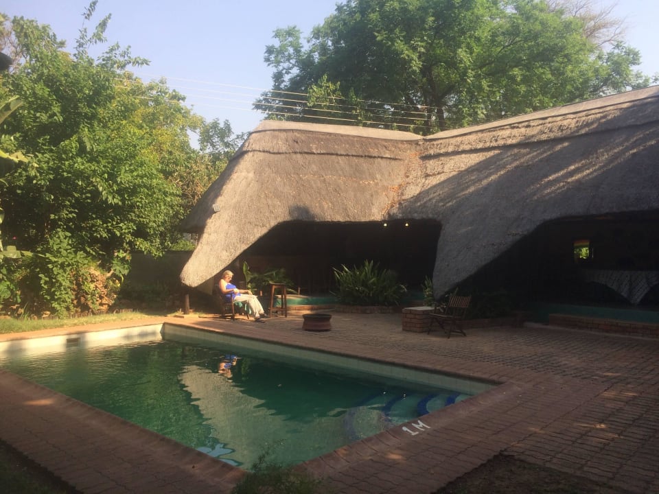 Pool und Bar Drifters Victoria Falls Lodge