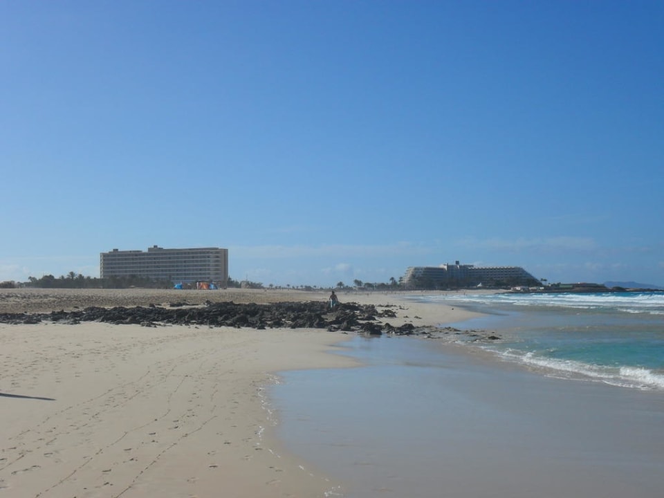 Traumblick vom Strand aufs Hotel Hotel Riu Oliva Beach Resort