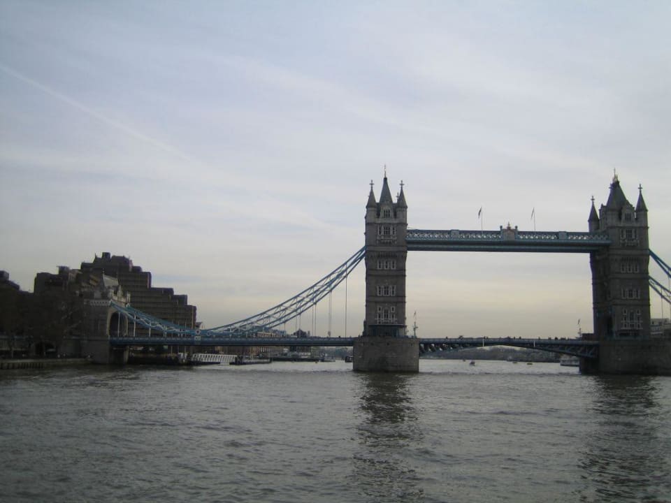 links neben der Brücke ist das Hotel zu erkennen! The Tower - A Guoman Hotel