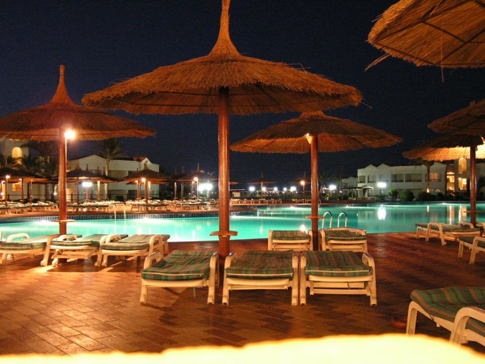 Poolanlage in der Nacht Pickalbatros Dana Beach Resort - Hurghada