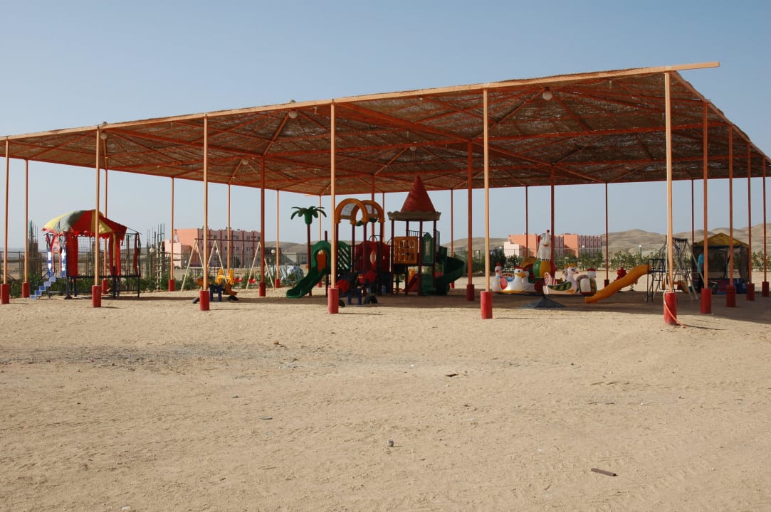 Überdachter, aber luftdurchlässiger Spielplatz Three Corners Happy Life Beach Resort