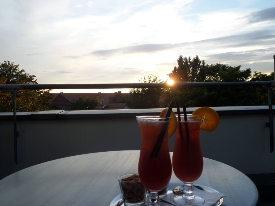 Sundowner-Cocktail auf dem Balkon Best Western Premier Grand Hotel Russischer Hof