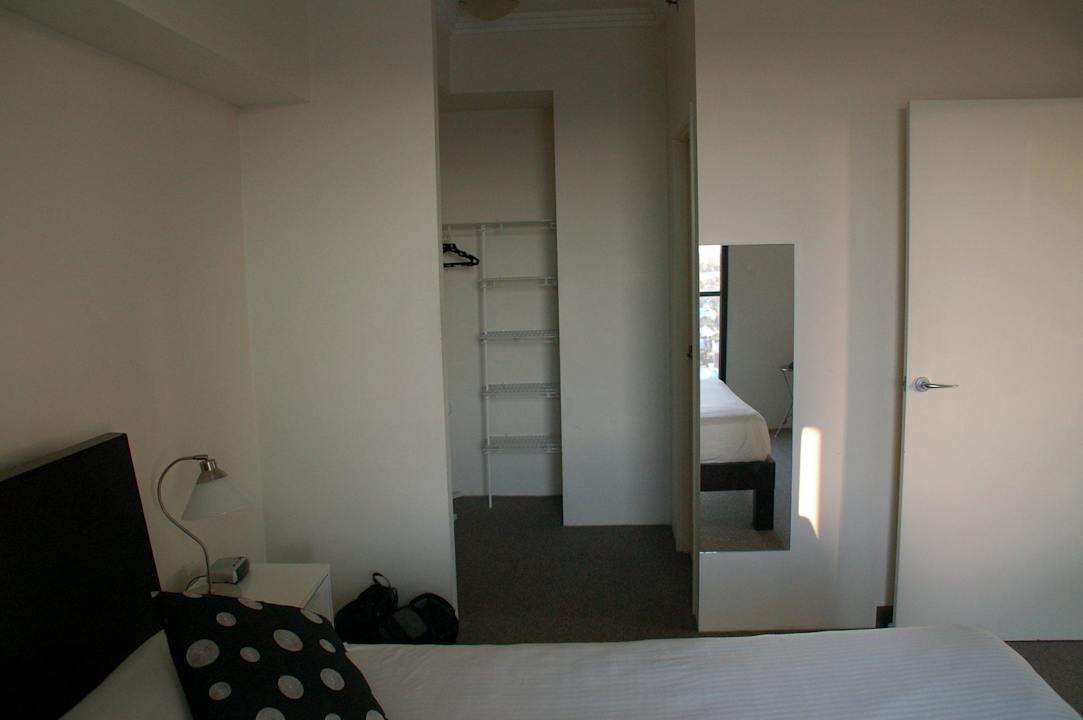 Schlafzimmer 1 (Kleiderschrank) Republic Apartments