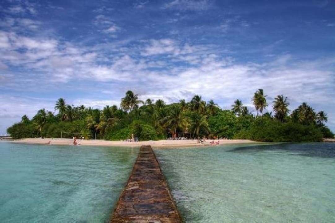 Blick vom Steg auf die Insel Adaaran Select Hudhuran Fushi - Premium All Inclusive