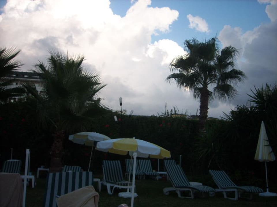 Bewolking Hotel Royal Garden Beach