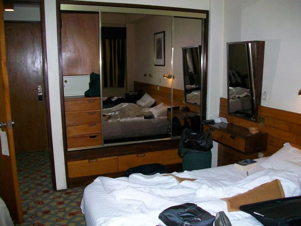 Doppelzimmer/Kleiderschrank Hotel Jorge V