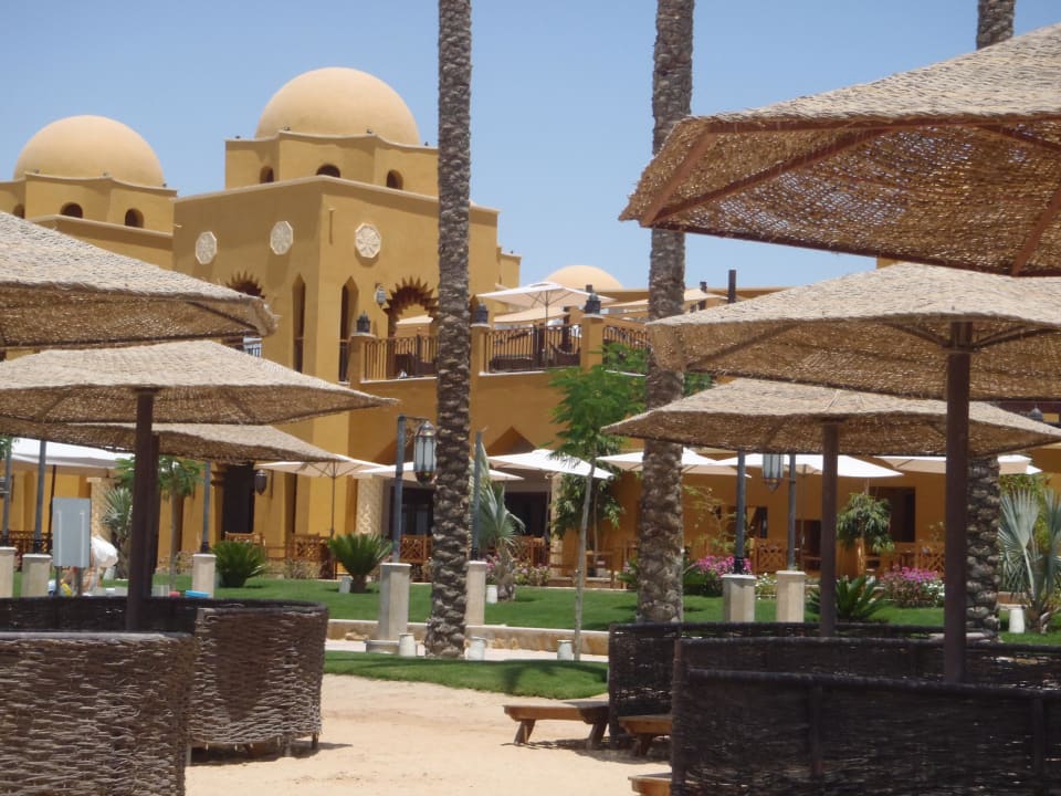 Blick vom Strand zum Hotel Grand Waterworld Makadi & Family Star Makadi