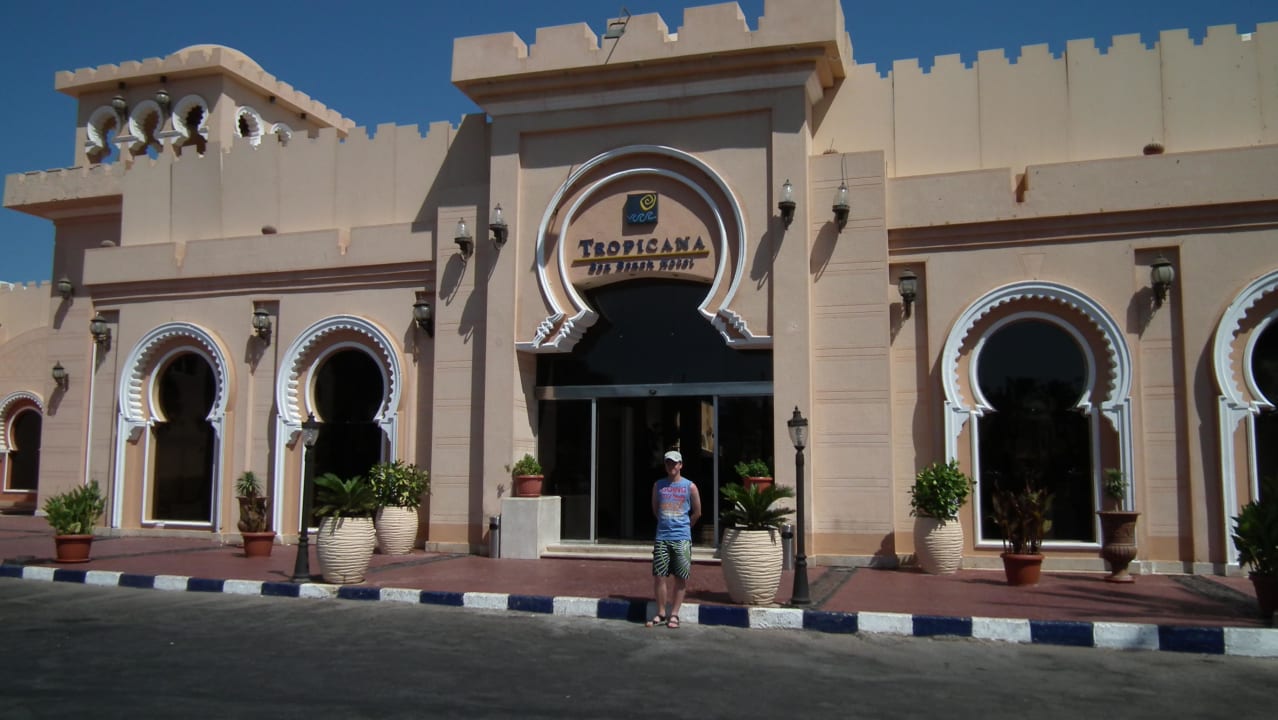 Przed hotelem Sea Beach Edge By Rotana